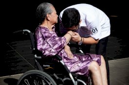 None Minta Restu Ibu Sebelum Daftar ke KPU Makassar