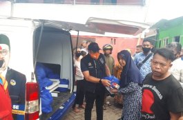 Wujud Empati, Kubu Danny-Fatma Serahkan Bantuan ke Korban Kebakaran Maccini Gusung