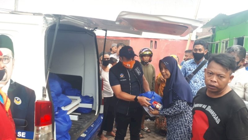 Irwan Djafar saat menyerahkan bantuan kepada korban kebakaran di Maccini Gusung, Kamis (17/9/2020). 