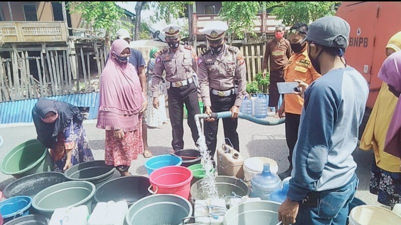Satuan Lalu Lintas Polres Jeneponto berbagi kebahagiaan, sebagai bakti sosial, untuk membantu meringankan beban warga dengan cara menyalurkan air bersih secara gratis.