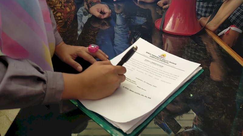 Anggota DPRD Jeneponto menandatangani petisi dan menerbitkan surat keputusan DPRD.
