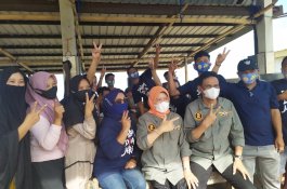 Suardi Saleh Kunjungi TPI Sumpang Binangae, Warga Antusias Salam Dua Jari