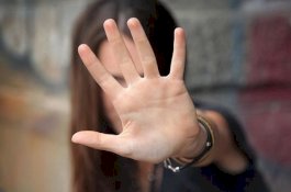 Negara Ini Perkenalkan Isyarat Tangan Korban KDRT