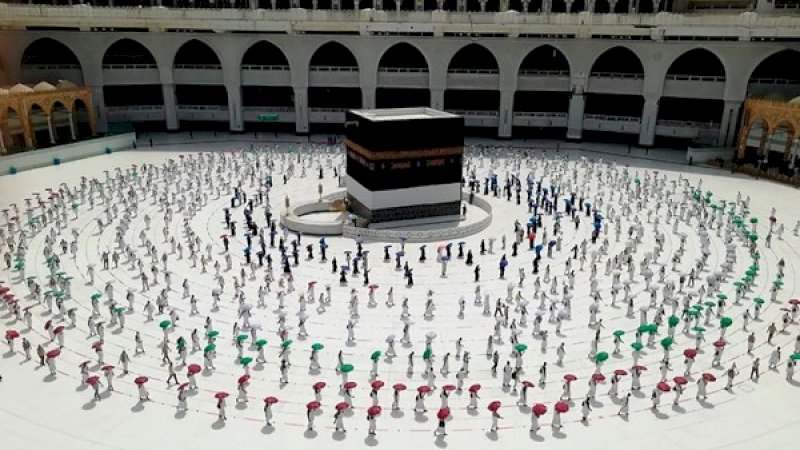 Jemaah mengelilingi Ka'bah di Masjidharam dengan tetap menjaga jarak untuk melindungi diri mereka dari Covid-19. (Foto: AP Photo)