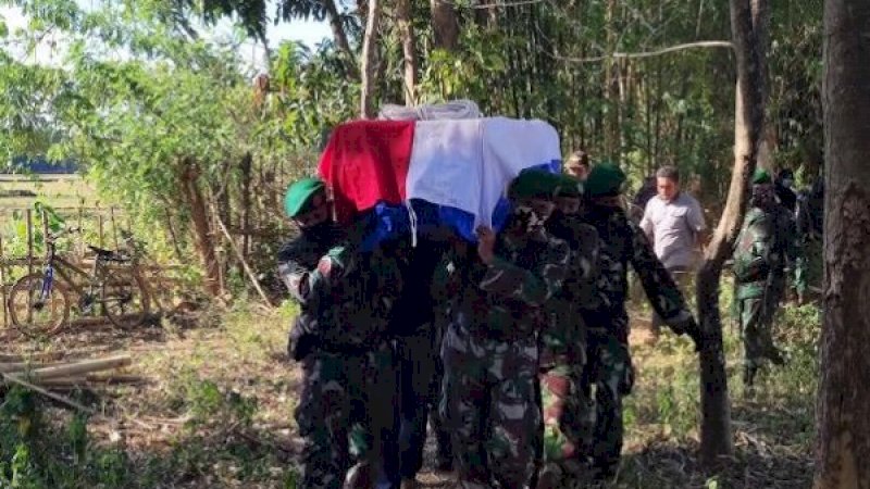 Jenazah serda Rusdi saat akan dikebumikan di kampung halamannya, Desa Taraweang, Kecamatan Labbakang, Kabupaten Pangkep, Kamis (20/8/2020).