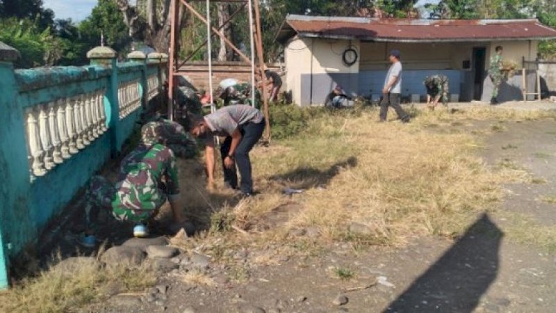 Wujud Kemanunggalan TNI, Yonif 726/Tamalatea Laksanakan Karya Bakti Bersihkan Masjid