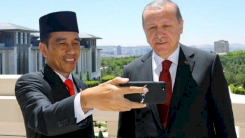 Presiden Indonesia, Joko Widodo, bersama Presiden Turki, Recep Tayyip Erdogan. (Foto: Twitter)