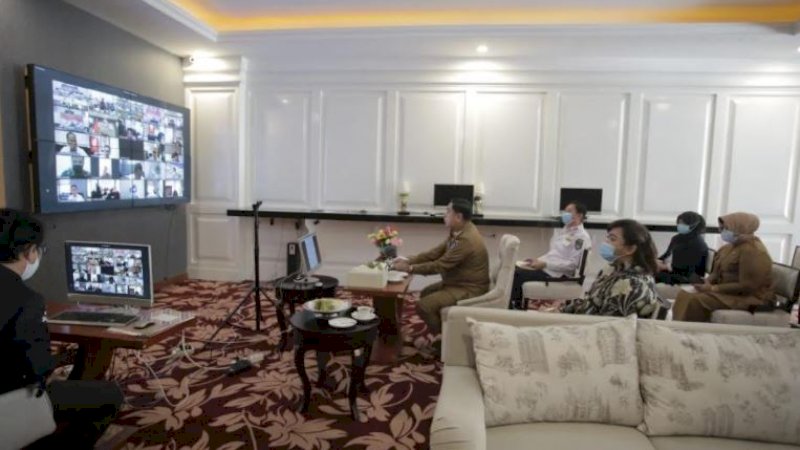 Pelaksana Tugas Kepala Biro Protokol Istana, Jusuf Permana, saat melakukan video conference dengan Sekretaris Daerah (Sekda) Sulsel, Abdul Hayat Gani, di Baruga Lounge Kantor Gubernur, Senin (9/11/2020).