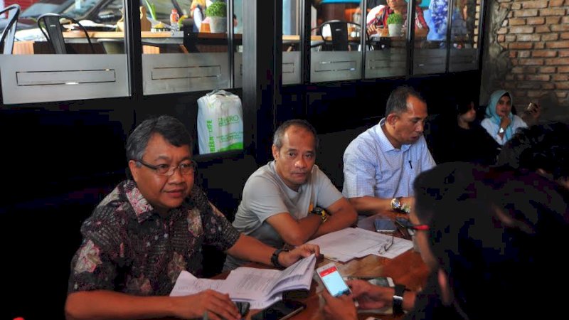 Kadir Halid (tengah) dalam sebuah kesempatan.