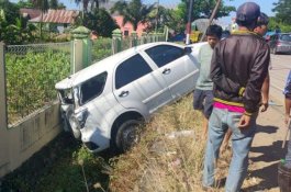 Kadis Sosial Barru Ditabrak Truk, Mobilnya Masuk Got