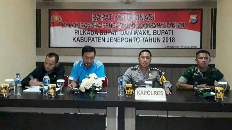 Kapolres Jeneponto AKBP Hery Susanto (kedua kanan) menghadiri rakor pengamanan kampanye akbar, Selasa (19/6/2018).