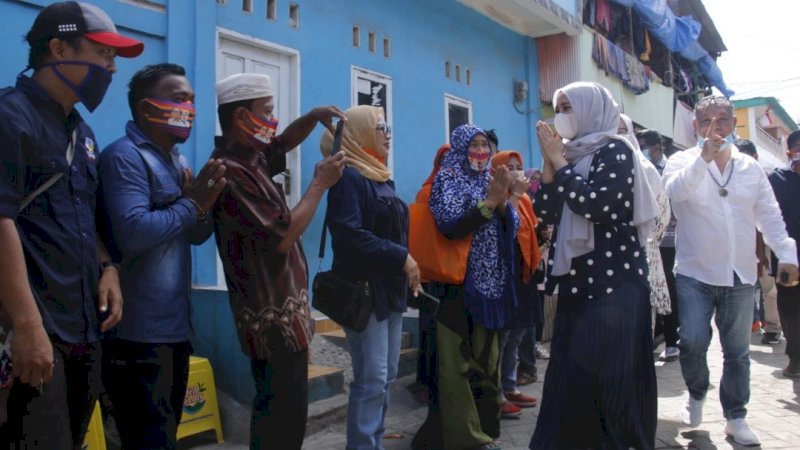 Calon Wakil Wali Kota Makassar, Fatmawati Rusdi, mengampanyekan disiplin memakai masker saat menyapa warga di Kelurahan Kaluku Bodoa, Kecamatan Tallo, Kamis (1/10/2020). 
