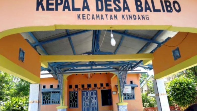 Kantor Desa Balibo, Kecamatan Kindang, Kabupaten Bulukumba, disegel oleh oknum legislator DPRD Kabupaten Bulukumba dari Fraksi NasDem, Abdul Kaab, Kamis (12/11/2020).