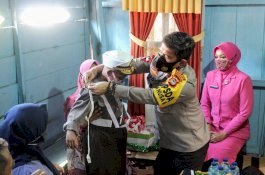 Wujud Kedekatan dengan Masyarakat, Kapolda Sulsel Bakti Sosial di Wajo