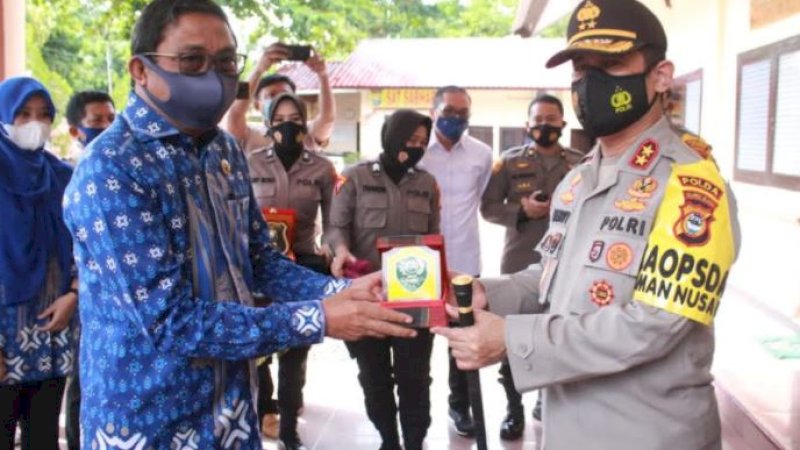 Kepala Kepolisian Daerah (Kapolda) Sulawesi Selatan, Irjen Pol Merdisyam bertukar plakat dengan Pelaksana Tugas Bupati Barru, Nasruddin AM.