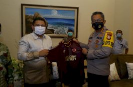 Ditemui Kapolrestabes Makassar dan Serahkan Plakat, Appi-Rahman Balas dengan Jersey PSM