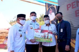 Pemkab Gowa Serahkan 5.571 Kartu Tani di Manuju dan Bontomarannu