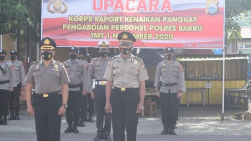 Upacara Korps Raport kenaikan pangkat pengabdian personil Polres Barru, di halaman Mako Polres Barru, Senin (2/11/2020).