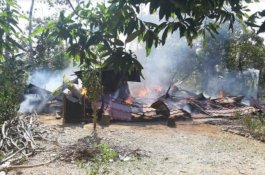 Ditinggal Pemiliknya Menonton Televisi ke Tetangga, Rumah Warga di Wajo Ludes Dilalap Api