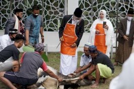 Wali Kota Parepare Bagi Daging Kurban untuk Warga Terdampak Pandemi Covid-19