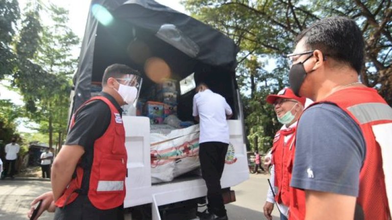 Ketua PMI Sulsel, Adnan Purichta Ichsan, saat melepas bantuan kemanusiaan ke Kabupaten Luwu Utara, pada Rabu (15/7) pagi.