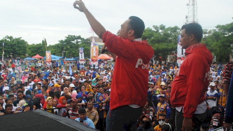 Ketua Partai Solidaritas Indonesia (PSI) Sulsel, Fadli Noor menghadiri kampanye akbar pasangan calon kepala daerah Kabupaten Jeneponto, Mulyadi Mustamu-Muh Kasmin MS (Mukmin-Bisa) di Pilkada Jeneponto, Rabu (20/6/2018).