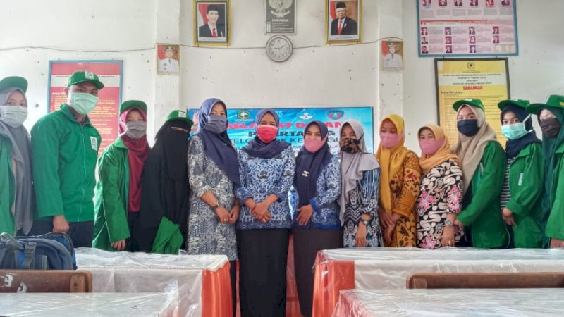 Peserta KKN-DK UIN Alauddin Makassar Dampingi Siswa Belajar Online
