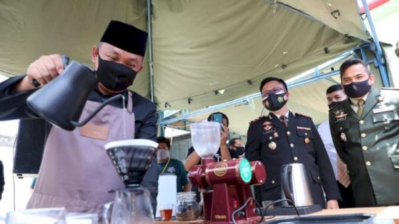 Bupati Bantaeng, Ilham Azikin, unjuk kebolehan meracik kopi pada Bantaeng International Coffee Day di Sentra IKM Pengolahan Kopi di Banyorang, Kecamatan Tompobulu, Kabupaten Bantaeng, Kamis (1/10/2020).