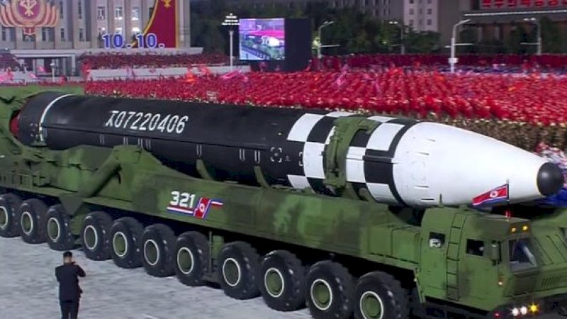 Korea Utara pamerkan apa yang diyakini para analis sebagai rudal balistik antarbenua berbahan bakar . ©Korean Central TV/CNN