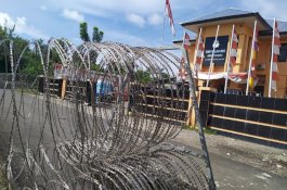 Kantor KPU Barru Dijaga Ketat, Polisi Pasang Kawat Berduri