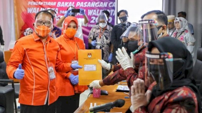 Pasangan Mohammad Ramdhan Pomanto-Fatmawati Rusdi (Danny-Fatma) resmi tercatat sebagai pendaftar pertama pasangan calon pilkada di KPU Makassar, pada Jumat pagi (4/9/2020).