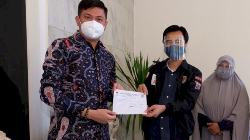 Bupati Gowa Adnan Purichta Ichsan (kanan) seusai menerima hasil coklit data pemilih, pada Kamis (23/7).
