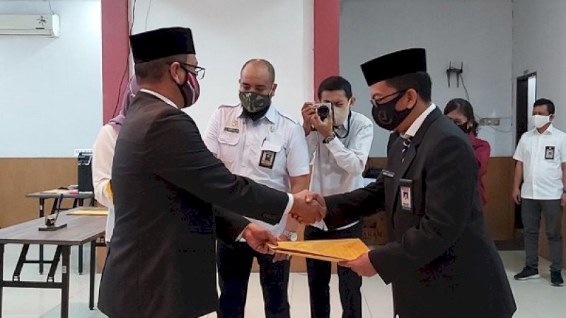 Komisi Pemilihan Umum (KPU) Kota Makassar akhirnya memiliki sekretaris defenitif. Hal ini setelah Asrar Marlang dilantik di Kantor KPU Sulsel, Senin (3/8/2020).