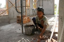 Bocah SMP Ini jadi Kuli untuk Beli Ponsel Demi Bisa Belajar Online