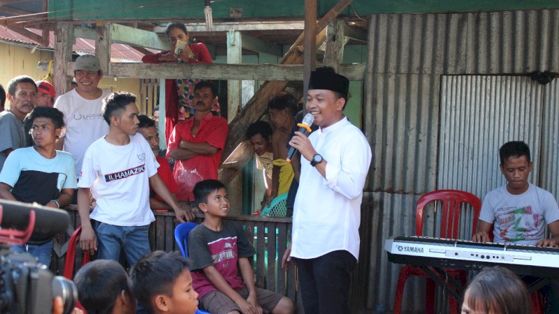 Kunjungi Desa Mappilawing, Ilham Azikin Nyanyi Bersama Warga