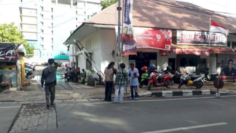 Pembagian selebaran imbauan yang menitikberatkan pada netralitas aparatur sipil negara (ASN) di posko salah satu pasangan kandidat Pilkada Makassar.