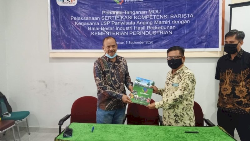 Penandatanganan MoU Pelaksanaan Sertifikasi Kompetensi Barista di tandatangani Direktur LSP Anging Mammiri dan Perwakilan Kepala Balai Besar Industri Hasil Perkebunan Kementerian Perindustrian Wilayah Makassar Abdul Rahmat di gedung Ballroom Edotel Magelona SMK 8 Makassar, Sabtu (5/9/2020). 