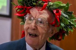 Kisah Pejuang Perang Dunia II yang Lulus S1 pada Usia 96 Tahun