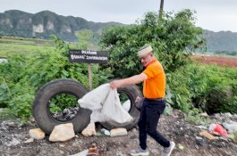 Keluhkan Bau Tak Sedap, Lutfi Hanafi Pungut Sampah di Desa Kabba