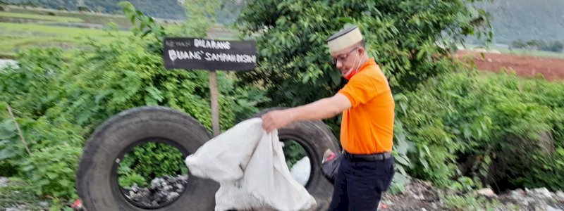 Keluhkan Bau Tak Sedap, Lutfi Hanafi Pungut Sampah di Desa Kabba