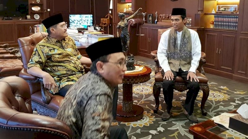 Ketua MA Hatta Ali menyambut Ustaz Abdul Somad di ruang kerjanya.