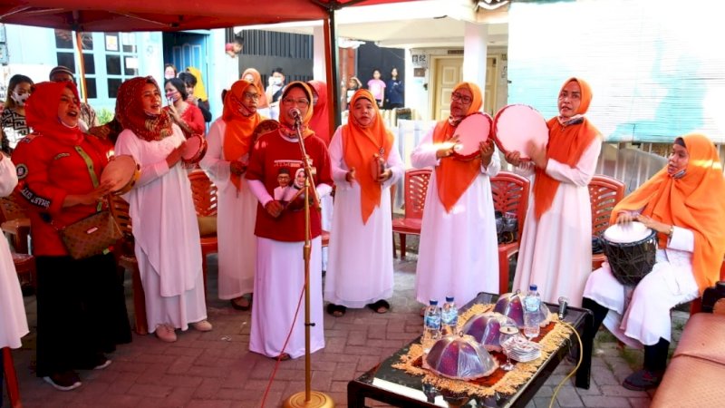 Kreasi majelis taklim Kelurahan Kunjung Mae, Kecamatan Mariso, saat menyambut kedatangan Fatmawati Rusdi, Sabtu (3/10/2020).