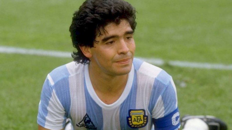 Diego Maradona dengan kostum tim nasional Argentina.
