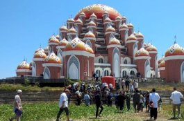 Gubernur Sayangkan Masjid 99 Kubah Digunakan Salat Jumat Tanpa Toilet dan Tempat Wudu