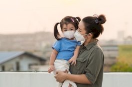 Muncul Klaster Keluarga, Perlu Pakai Masker saat di Rumah?