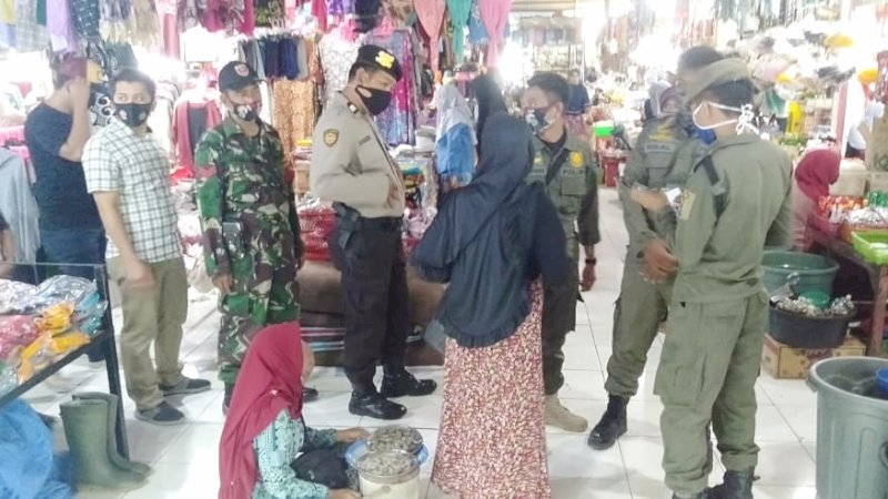 Polisi dan TNI Blusukan di Pasar Jeneponto Imbau Warga Pakai Masker