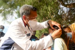  Nurdin Abdullah Jogging Sambil Bagi Masker di Pantai Bonea Selayar