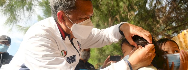  Nurdin Abdullah Jogging Sambil Bagi Masker di Pantai Bonea Selayar