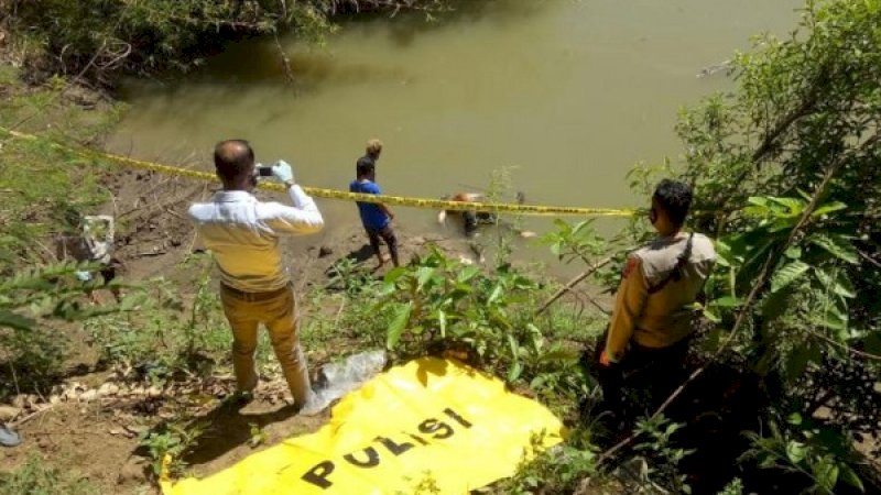 Sesosok mayat pria tanpa baju ditemukan mengapung di Sungai Walennae, Kelurahan Walennae, Kecamatan Sabbangparu, Kabupaten Wajo, Selasa (22/9/2020).