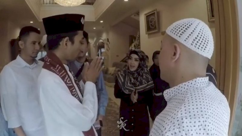 Ustaz Abdul Somad saat berpamitan kepada Syahrini, Minggu (4/3/2018). (FOTO: INSTAGRAM)